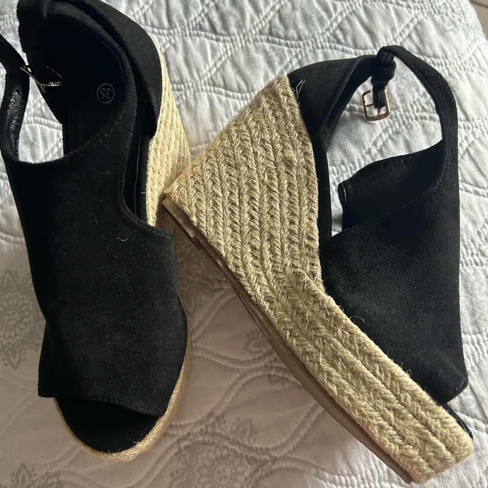 Source Unknown Black Wedges